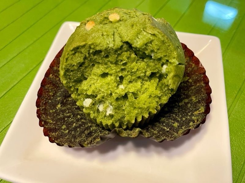 Muffin Homme Matcha White Chocolate Chip muffin